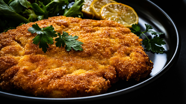 La receta de milanesas de carne también puede hacerse al horno para una versión más liviana. La receta de milanesas de carne también puede hacerse al horno para una versión más liviana.