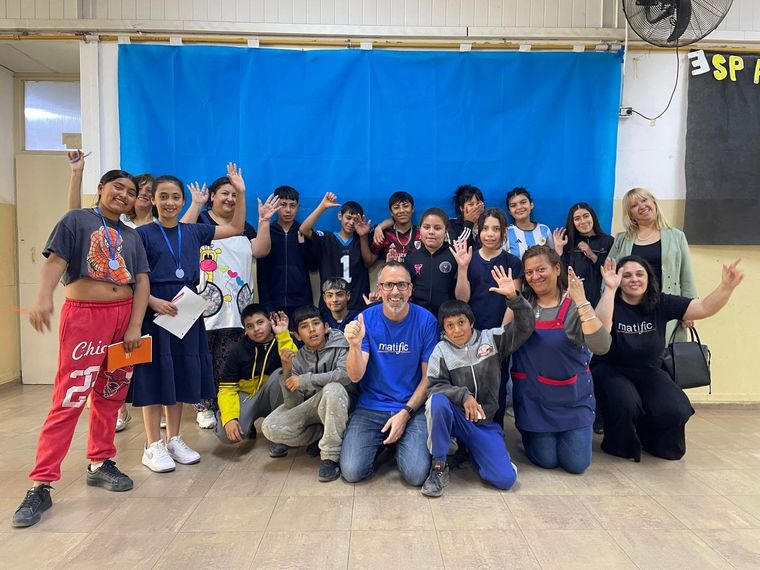 Las Heras promueve el aprendizaje con tecnología, juego y trabajo en equipo para mejorar la comprensión matemática. Las Heras promueve el aprendizaje con tecnología, juego y trabajo en equipo para mejorar la comprensión matemática.