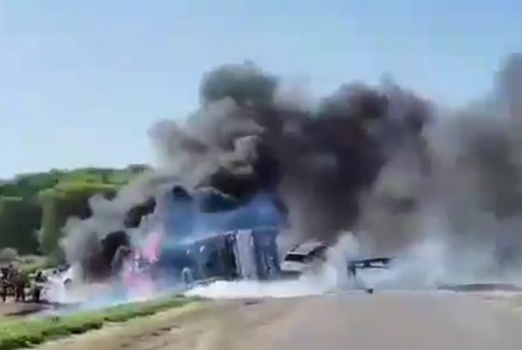 Tras el impacto, ambos vehículos se incendiaron.  Foto: X