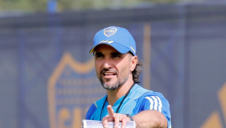 Diego Martínez dirigiendo la práctica en Boca Foto: Archivo