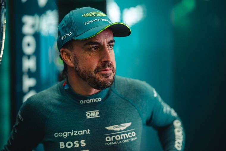 Fernando Alonso se quedó con el volante en la mano en plena práctica del GP de Bahrein. Foto: @AstonMartinF1