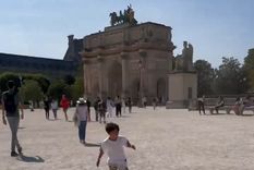 Mateo Messi, haciendo de las suyas con un monumento histórico de fondo Foto: Instagram @antonelaroccuzzo