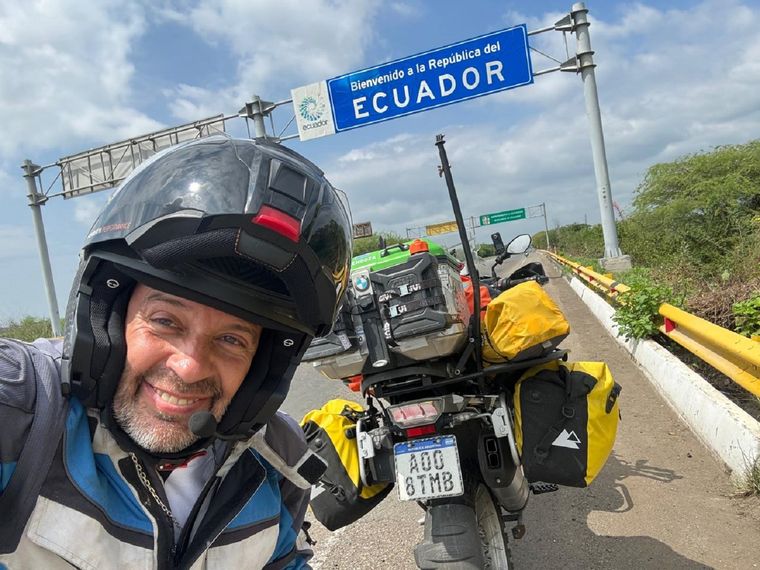 Claudio Fallat en la frontera con Ecuador Foto: Gentileza Claudio Fallat