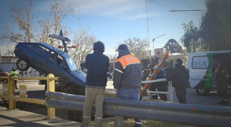 El auto debió ser retirado con una grúa