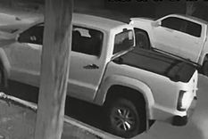 El conductor de la camioneta huyó tras el choque Foto: Imágenes capturadas por cámaras de seguridad El conductor de la camioneta huyó tras el choque Foto: Imágenes capturadas por cámaras de seguridad