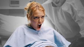 Katherine Heigl en Knocked up (2007) en una escena del parto.