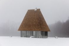 Pequeñas casas de 50 m2 ofrecen una reinterpretación contemporánea de la tradicional mazanka ucraniana.