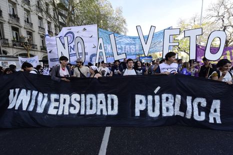Las columnas universitarias comienzan a llegar al Congreso en esta Marcha Federal Universitaria. Las columnas universitarias comienzan a llegar al Congreso en esta Marcha Federal Universitaria.