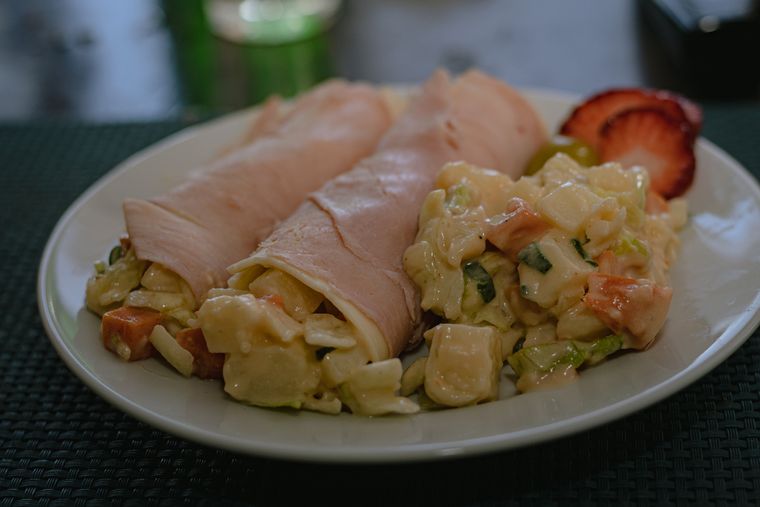 Aperitivo perfecto: receta de rollitos de jamón rellenos de ensalada rusa.