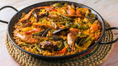 Cada región de España tiene su propia receta de paella, variando ingredientes según la disponibilidad local. Cada región de España tiene su propia receta de paella, variando ingredientes según la disponibilidad local.