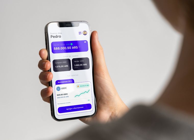 Con esta funcionalidad, se rompe la barrera entre ahorrar en criptomonedas y poder gastarlas sin obstáculos. Con esta funcionalidad, se rompe la barrera entre ahorrar en criptomonedas y poder gastarlas sin obstáculos.