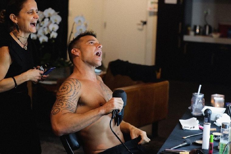 Tiempo de diversión entre Ricky Martin y sus asistentes durante los preparativos antes de subirse al escenario. Foto: Instagram