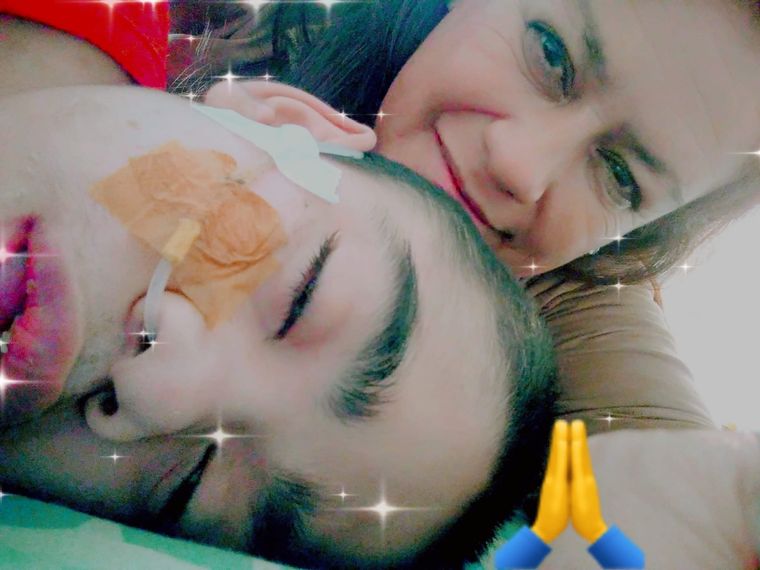 Samuel junto a su mamá, que dedica las 24 horas del día a su cuidado. Foto: Facebook Graciela Fernández.