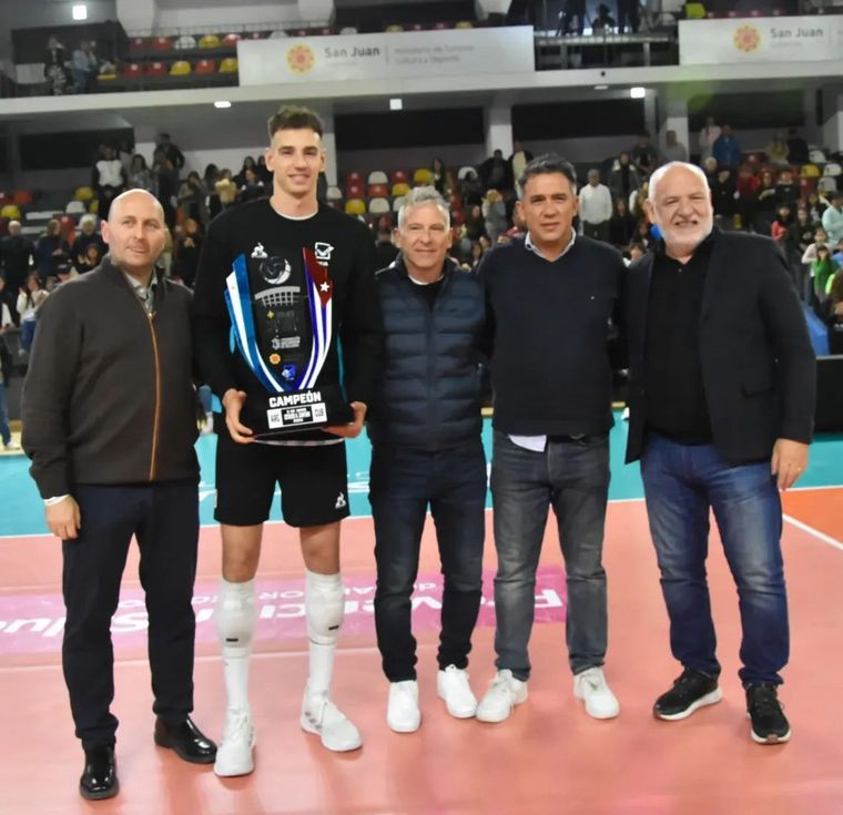 Agustín Loser, el mendocino que se convirtió en el capitán del seleccionado argentino de vóley. Agustín Loser, el mendocino que se convirtió en el capitán del seleccionado argentino de vóley.