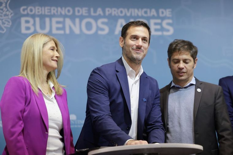 El intendente de Lanús, Julián Álvarez, junto al gobernador de la provincia de Buenos Aires, Axel Kicillof, y la vicegobernadora, Verónica Magario. Foto: X @aJulianAlvarez