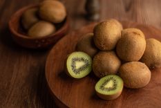 El kiwi se puede comer sin pelar. La piel del kiwi contiene abundante vitamina E. Foto: Unsplash