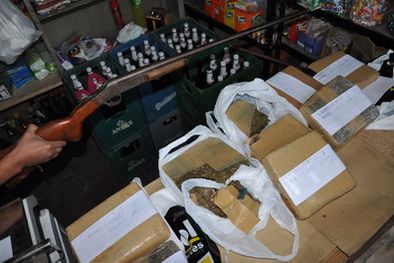 MDZol | Los ladrillos de marihuana junto a otras mercaderías. Foto: Alf Ponce/MDZ