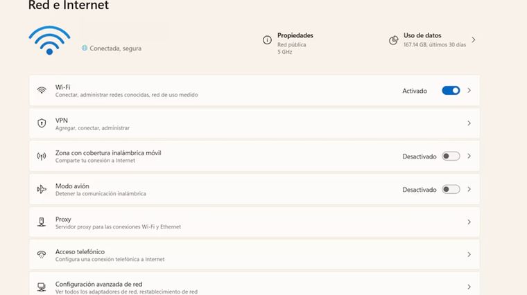 En Windows 10, activá 'Zona con cobertura inalámbrica móvil' y editá SSID, contraseña y banda (2,4/5 GHz). En Windows 10, activá 'Zona con cobertura inalámbrica móvil' y editá SSID, contraseña y banda (2,4/5 GHz).