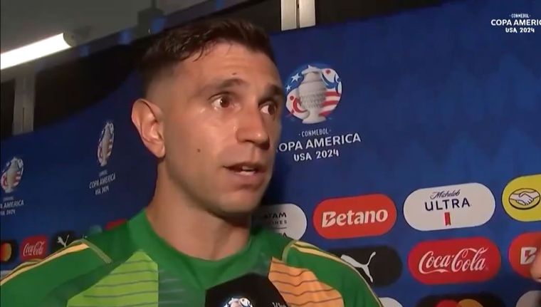 Dibu Martínez, enojado por el estado del campo de juego. Foto: Captura