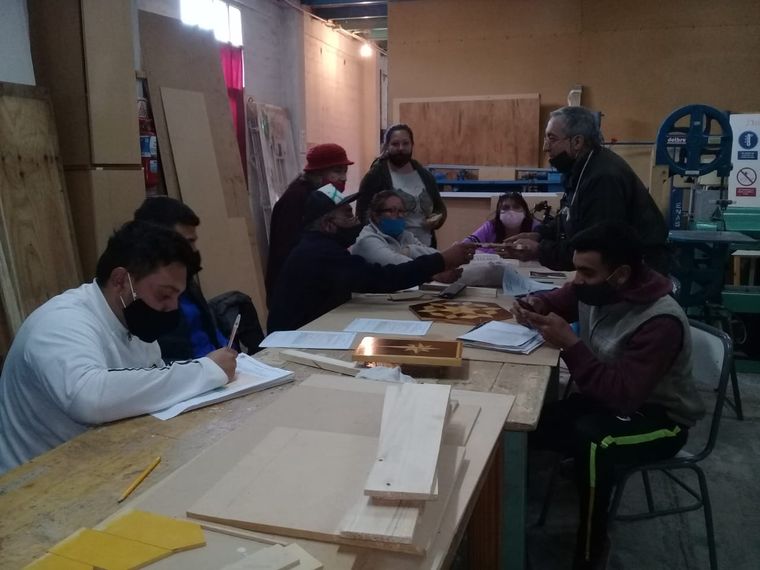 Sergio Robledo es profesor de carpintería en el CCT Alfonsina Storni de La Paz. Foto: Sergio Robledo