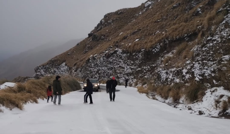 El icónico Filo Serrano de Merlo cubierto de nieve. El icónico Filo Serrano de Merlo cubierto de nieve.