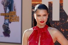 No te pierdas el look lencero de Adriana Lima.