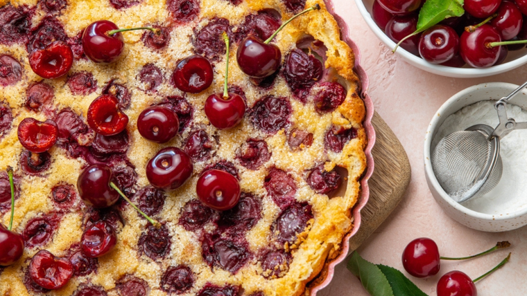 En redes sociales, la receta de tarta de cerezas se volvió tendencia por su estética rústica y su relleno brillante y tentador. En redes sociales, la receta de tarta de cerezas se volvió tendencia por su estética rústica y su relleno brillante y tentador.