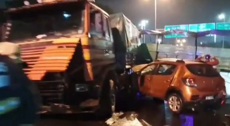 Un camión y dos autos chocaron sobre la Avenida General Paz Foto: NA
