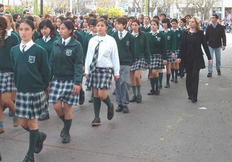 Los docentes privados deben cumplir más horas, que los estatales, ya que asisten a retiros religiosos y misas, aseguran.