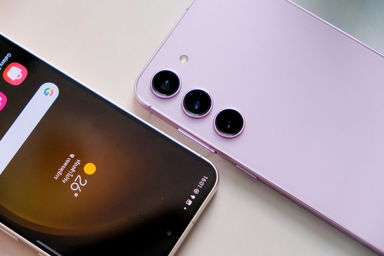 Cuando un teléfono queda sin soporte, como estos tres Galaxy, se expone a mayores riesgos de seguridad. Cuando un teléfono queda sin soporte, como estos tres Galaxy, se expone a mayores riesgos de seguridad.