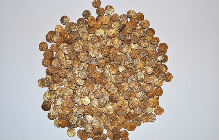 El hombre encontró monedas de la época del imperio romano y valdrían más de un millón de dólares