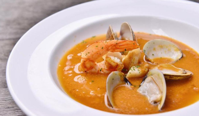 Cada regi&oacute;n adapta la receta a sus ingredientes locales, por eso existen sopas de mariscos con pescado, pulpo, camarones, mejillones o almejas, demostrando su enorme versatilidad culinaria.