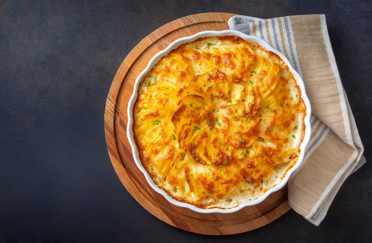 Algunos chefs transforman la receta de papas a la crema en un plato principal agregando jamón, panceta o vegetales. Algunos chefs transforman la receta de papas a la crema en un plato principal agregando jamón, panceta o vegetales.