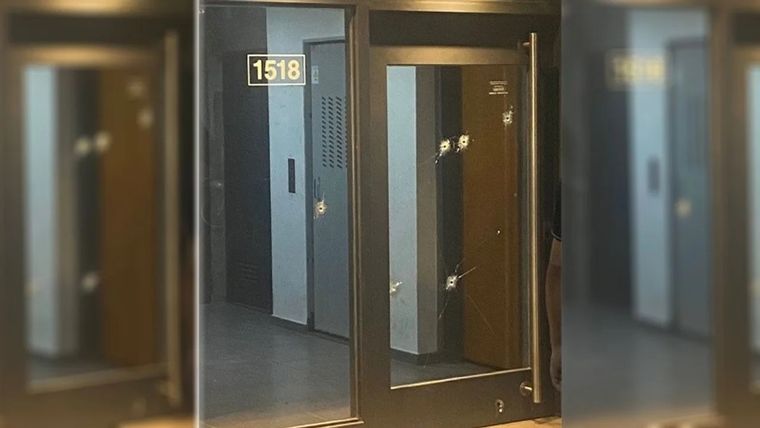 Entrada del edificio baleado en Rosario Foto: Rosario3