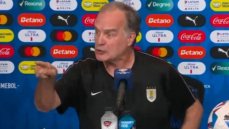 Bielsa discutió con los periodistas en una conferencia de prensa muy caliente. Foto: captura TyC Sports