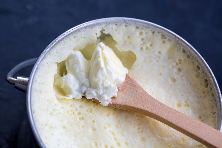 Puedes hacer esta receta solo con leche y una cucharada de yogur: no necesitás equipos especiales ni ingredientes raros. Puedes hacer esta receta solo con leche y una cucharada de yogur: no necesitás equipos especiales ni ingredientes raros.