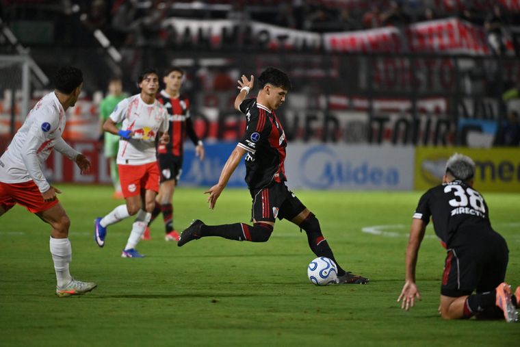 River enfrenta a RB Bragantino en el Estadio Municipal Cicero De Souza Marques.