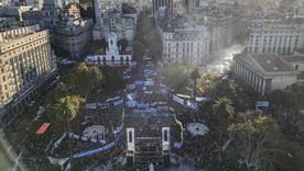 Una multitud se congregó en Plaza de Mayo. Una multitud se congregó en Plaza de Mayo.