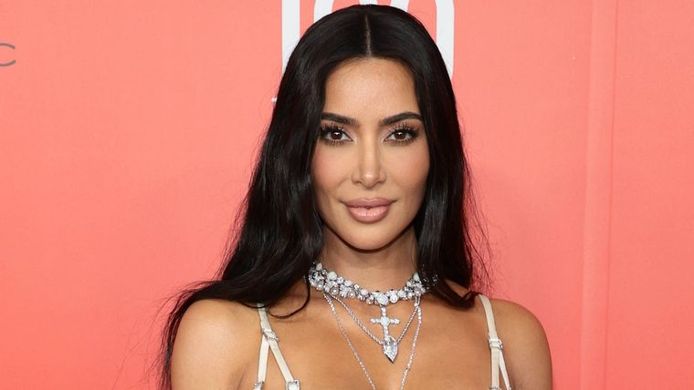Kim Kardashian sacudió Instagram con un coqueto bikini rosado.