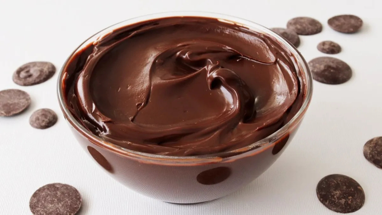 Esta receta nació por accidente en Francia, cuando un aprendiz derramó crema caliente sobre chocolate... ¡y creó una delicia! Esta receta nació por accidente en Francia, cuando un aprendiz derramó crema caliente sobre chocolate... ¡y creó una delicia!