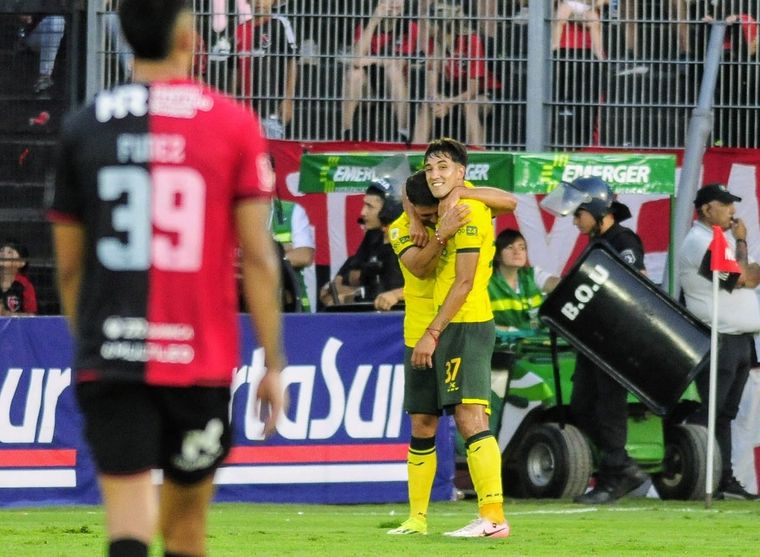 Los jugadores del Halcón de Varela festejan el tanto del triunfo mientras la Policía ya prepara los escudos para protegerlos. Foto: FotoBaires