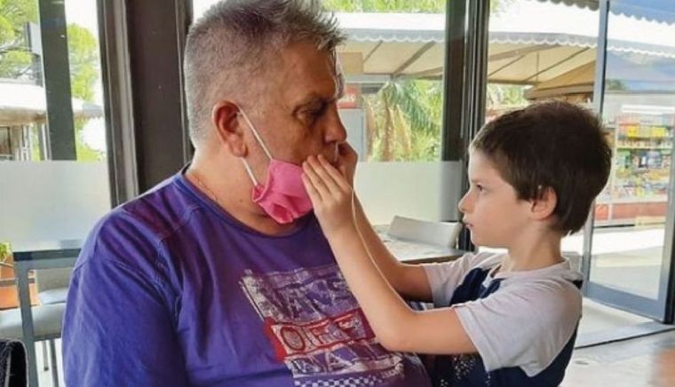 Padre presente Luis Ventura acompaña a Antoñito en su tratamiento.