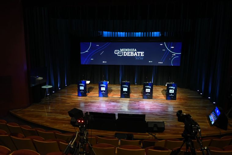 Los atriles esperan por los candidatos Foto: MAXIMILIANO RÍOS / MDZ