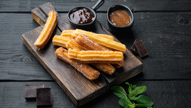 La forma alargada y estriada de los churros se logra usando una manga pastelera con boquilla estrellada, lo que también ayuda a que queden más crujientes. ¡A disfrutar esta receta!