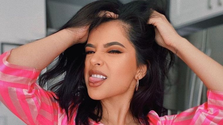 Desde la cama solo con medias de red Becky G dejó sin aliento a todos sus fans