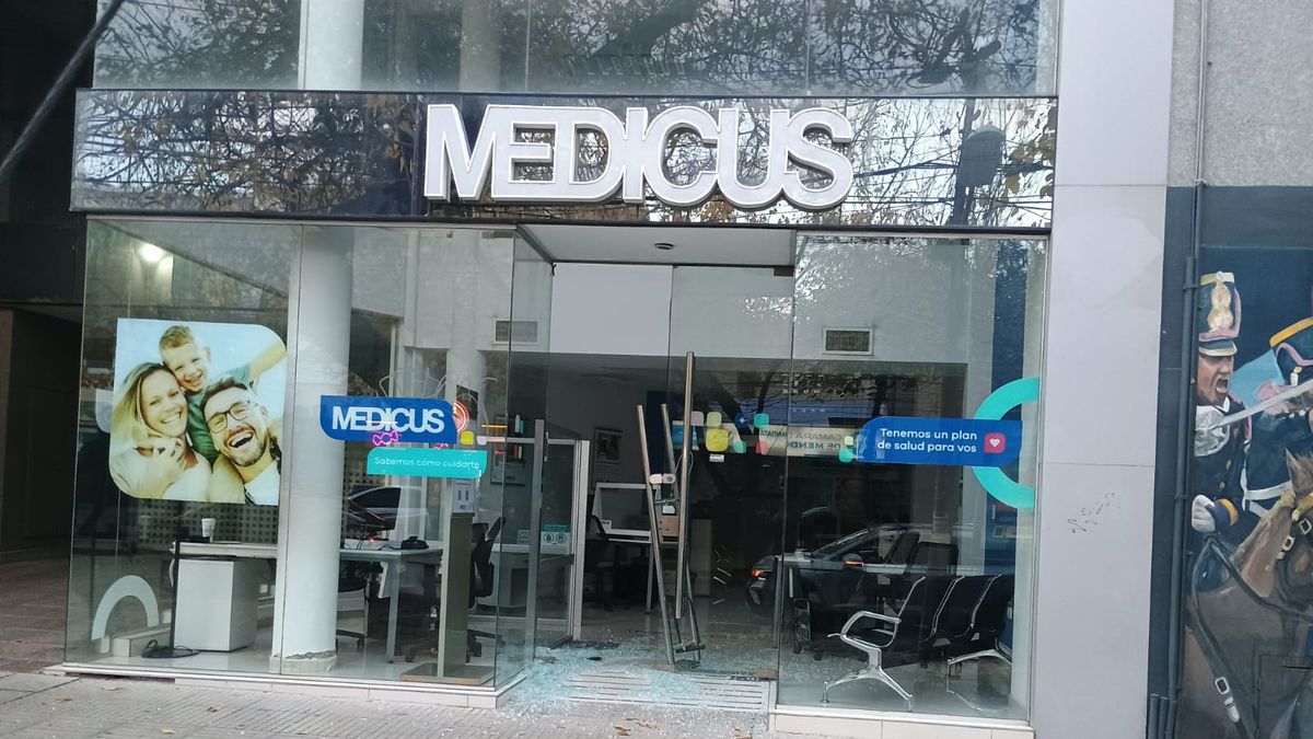 Rompieron la puerta principal de una obra social ubicada sobre calle Colón