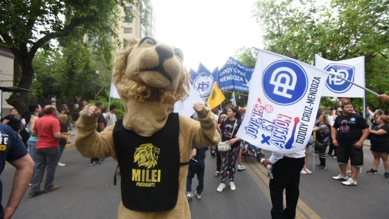 Alrededor de tres mil mendocinos y mendocinas cortaron la calle Sarmiento del centro junto a Milei Foto: Maximiliano Ríos/MDZ