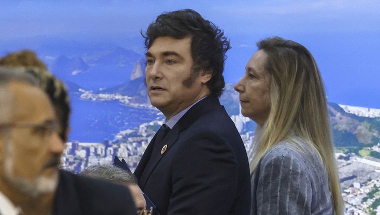 Javier y Karina Milei enfrentan una reunión de mesa política. Foto: EFE