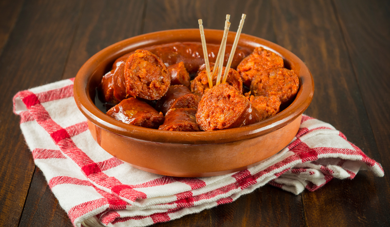 En muchas sidrerías de Asturias, esta receta se sirve como tapa imprescindible y suele acompañarse con pan rústico para aprovechar la salsa izada que queda tras la cocción.