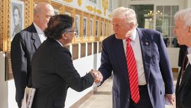 Los presidentes de Trump y Petro caminaron por el pasillo de los expresidentes de la Casa Blanca antes de reunirse en la Oficina Oval.